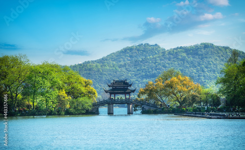 Fototapeta Naklejka Na Ścianę i Meble -  The beautiful landscape of West Lake in Hangzhou