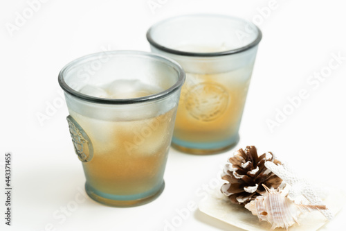 グラスに入った麦茶と氷_【白背景】