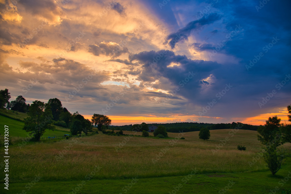 Sonnenuntergang im französischen Jura Sonnenuntergang im französischen Jura