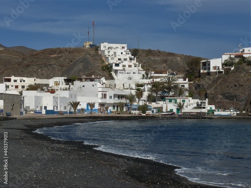 Panorama mit Häusern, Meer, Strand, Berg und Landschaften in Las Playitas / Fuerteventura