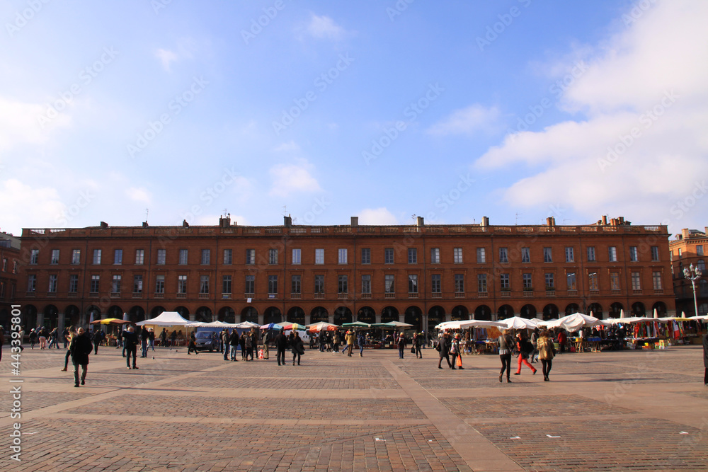Fototapeta premium Southern France city square