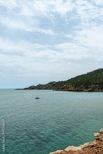 Mar con vistas a una península y una barca