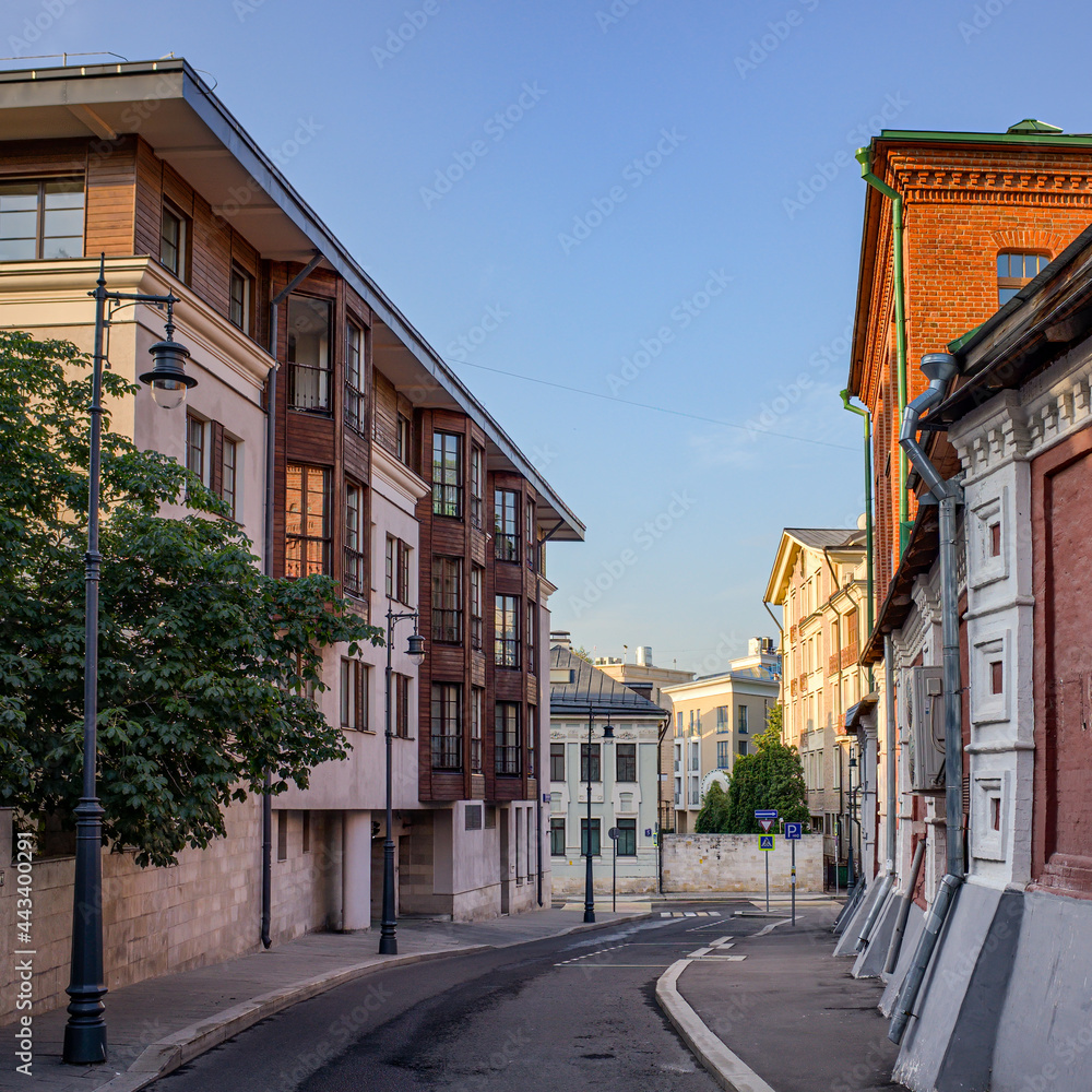 Fototapeta premium 2nd Zachatievsky lane in the morning