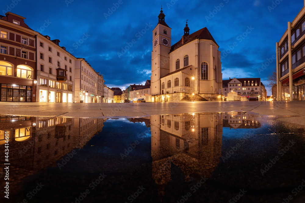 Kirche Neupfarrplatz zur blauen Stunde mit Spiegelung in einer Wasserpfütze