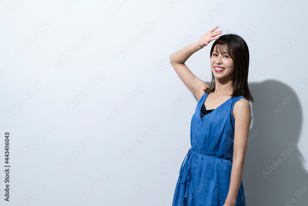 青いワンピースの女性 青いワンピースの女性