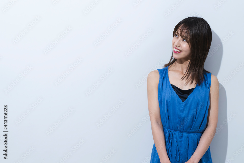 青いワンピースの女性 青いワンピースの女性