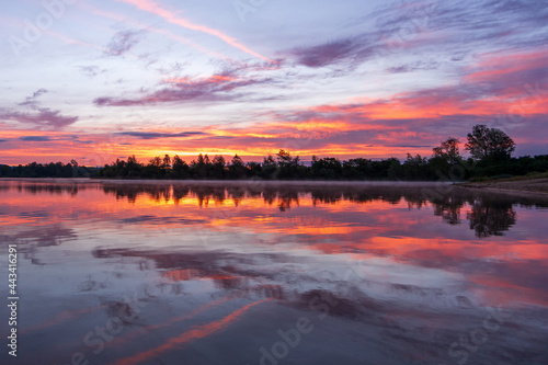 Sonnenaufgang am See mit roten brennenden Himmel