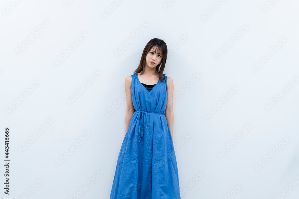 青いワンピースの女性 青いワンピースの女性