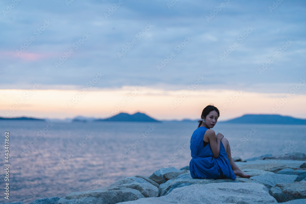 夕暮れの海にいる女性 夕暮れの海にいる女性
