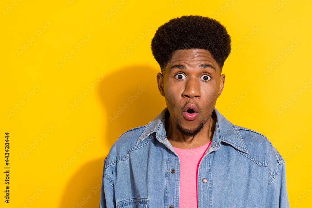 Obraz premium Photo of amazed shocked afro american man stand empty space sale news isolated on yellow color background