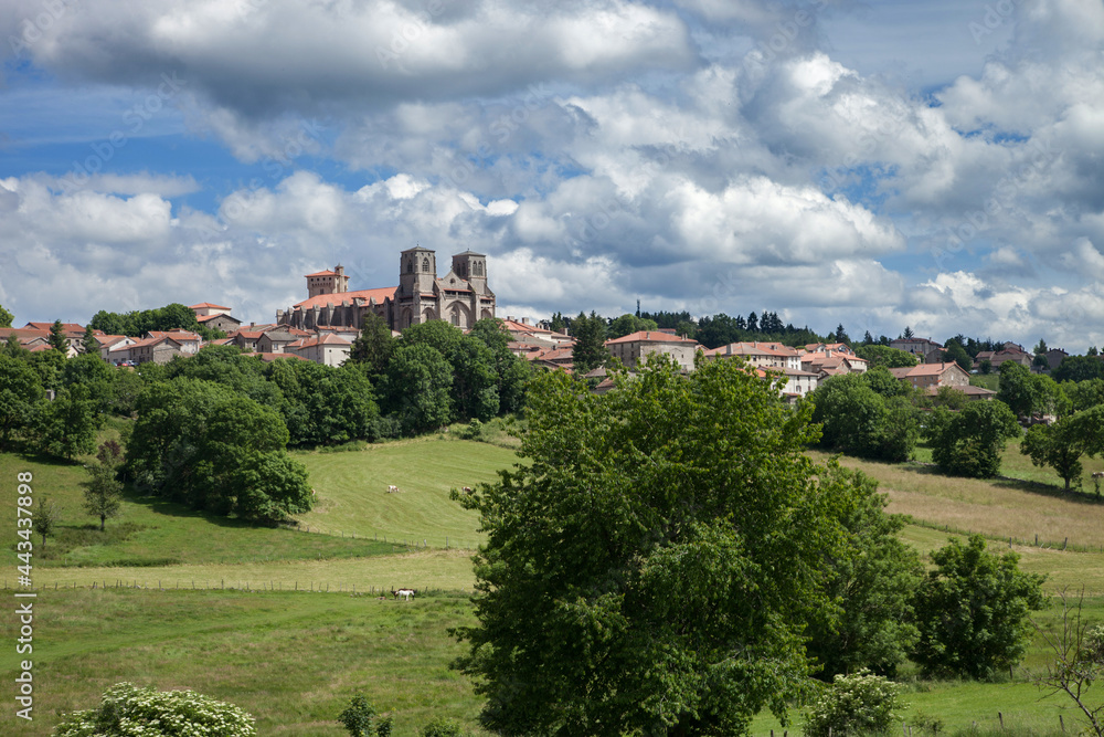Paysage de la Haute-Loire avec la petite ville de La Chaise-Dieu et sa célèbre abbaye