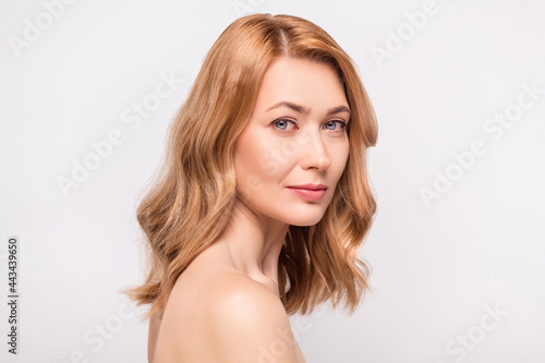 Photo portrait woman naked shoulders serious face in salon isolated white color background