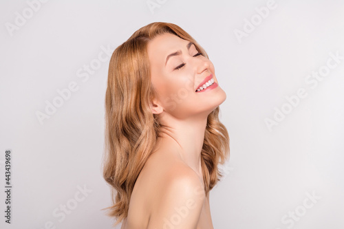 Photo portrait woman naked shoulders laughing overjoyed in salon isolated white color background