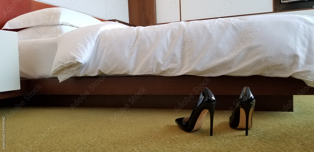 黒いエナメルのハイヒールとダブルベッド 情事のイメージ Black Shiny High Heels In The Bed Room Stock Photo Adobe Stock