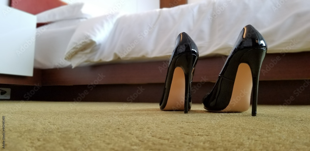 黒いエナメルのハイヒールとダブルベッド 情事のイメージ Black Shiny High Heels In The Bed Room Stock Photo Adobe Stock