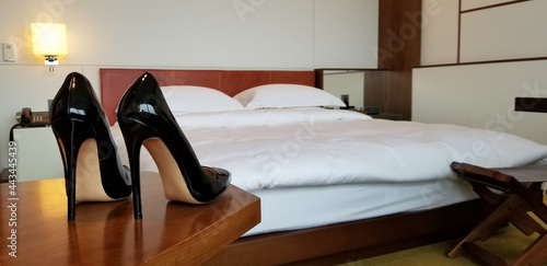 Canvastavla 黒いエナメルのハイヒールとダブルベッド　情事のイメージ　black shiny high heels in the bed room