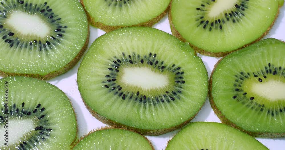 Lots of sliced kiwi are spinning. Ripe kiwi sliced into kiwi slices. Lots of sliced kiwi are spinning. Ripe kiwi sliced into kiwi slices.