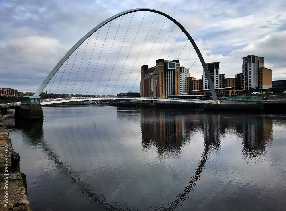 Naklejka premium Millennium Bridge reflected in river