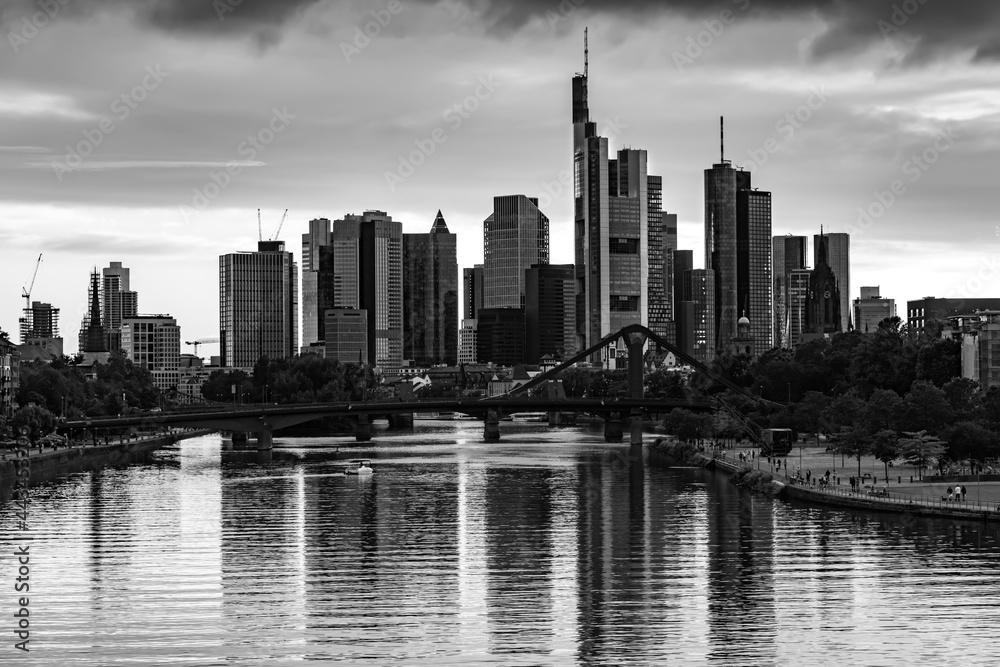Frankfurt am Main Deutschland Skyline Hochhäuser Banken Dämmerung Silhouetten Fluss Abend Lichter Stadt Hessen Himmel Sonnenuntergang City Panorama Graustufen schwarz weiß Kontrast