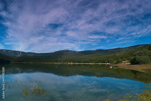 Fototapeta Naklejka Na Ścianę i Meble -  krajobraz jezioro widok natura drzewa niebo chmury embalse de la jarosa madryt