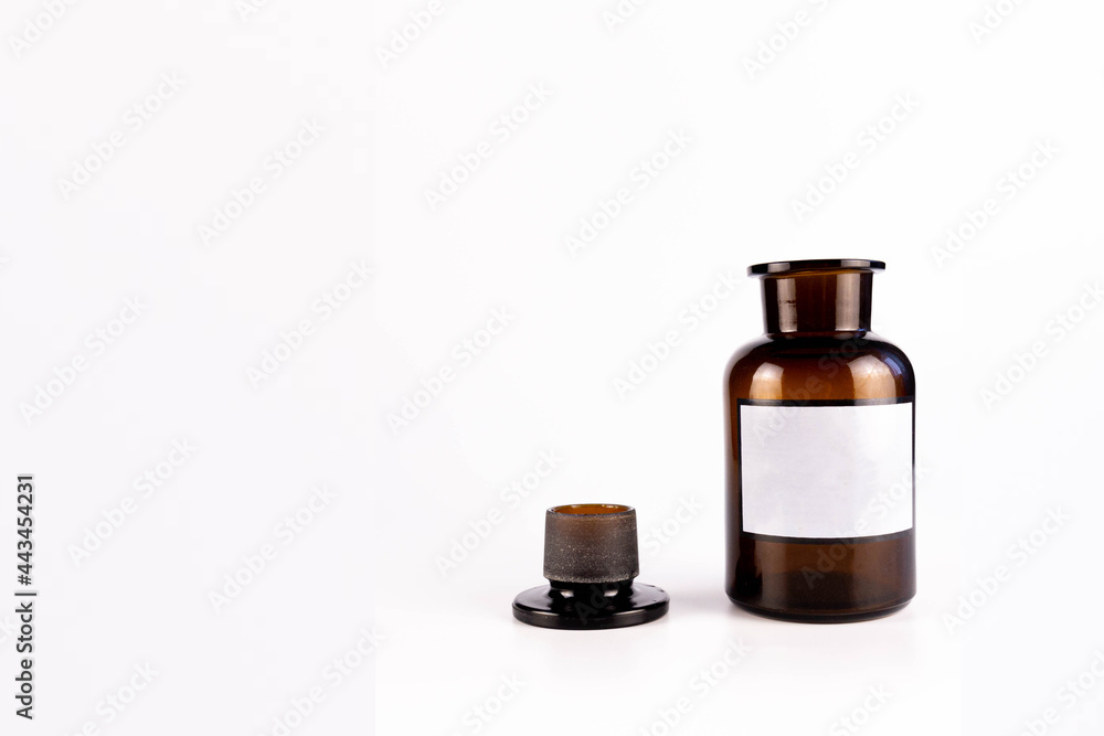 Laboratory medical glass jar for liquid medicine, vaccine, with lid