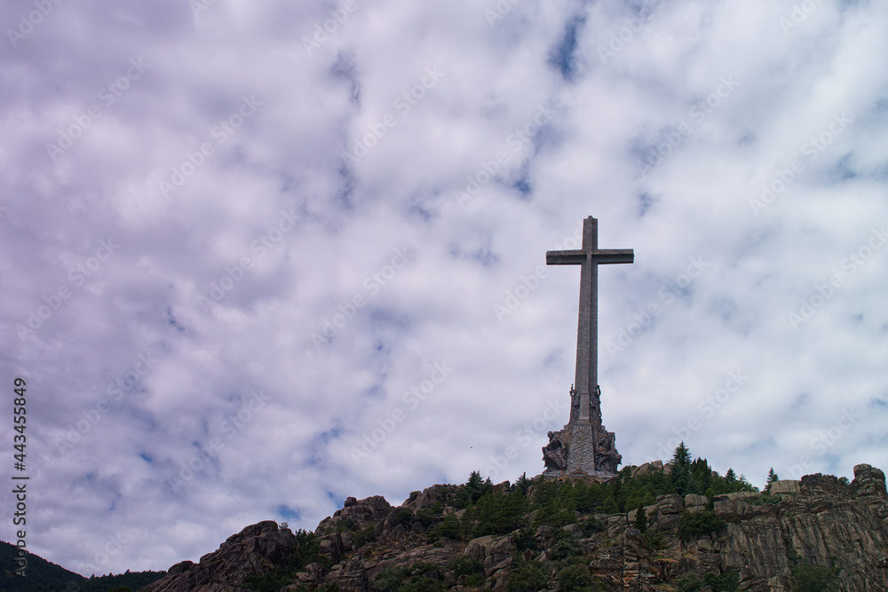 krzyż religia dolina poległych madryt widok drzewa krzyż religia dolina poległych madryt widok drzewa