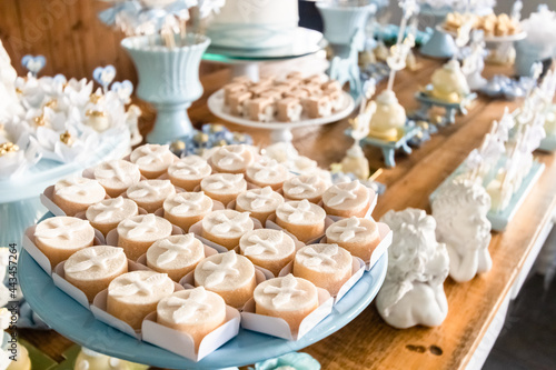 Prato de doces de festa de batizado enfeitados com pombinhos representando o espírito santo, feitos de pasta americana Fototapeta