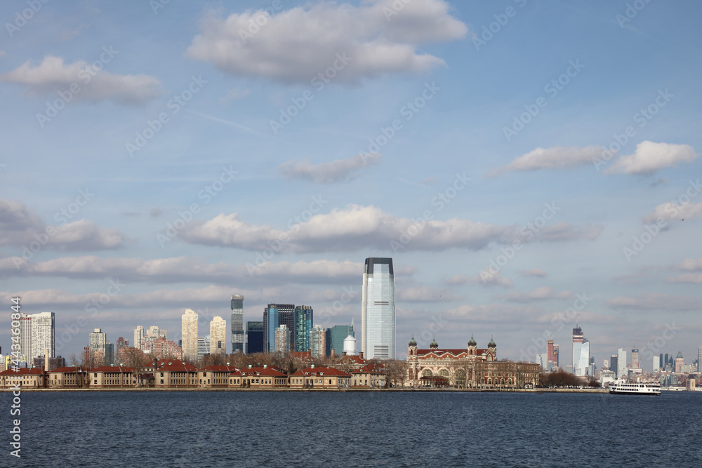 Ellis Island mit Jersey City und New York Skyline / Ellis Island with Jersey City and New York Skyline