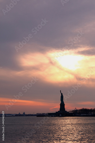 Freiheitsstatue bei Sonnenuntergang / Satue of Liberty or Liberty Enlightening the World at sundown /