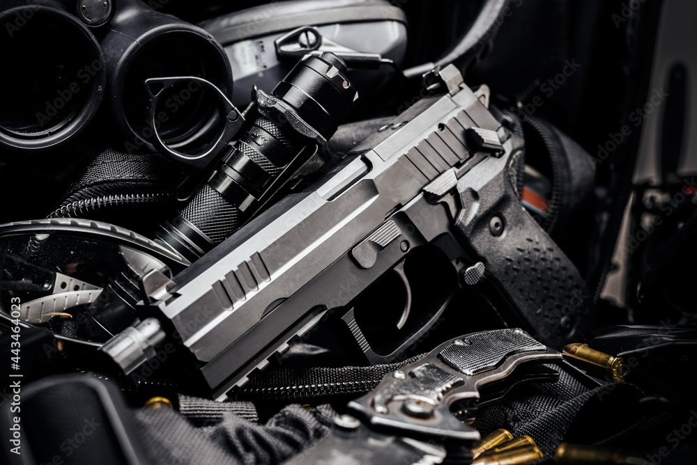 EDC handgun, knifes and other accessories EDC handgun, knifes and other accessories