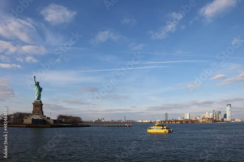 Freiheitsstatue mit Ellis Island und Jersey City Skyline / Satue of Liberty or Liberty Enlightening the World with Ellis Island and Jersey City Skyline /