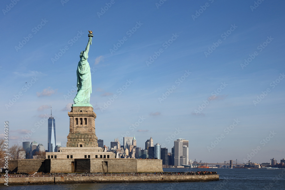 Freiheitsstatue mit New York-Skyline / Satue of Liberty or Liberty Enlightening the World with New York-Skyline /