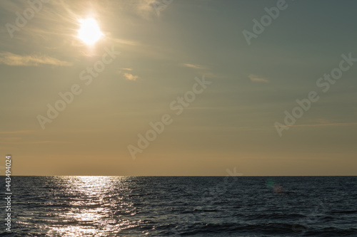 Fototapeta Naklejka Na Ścianę i Meble -  the setting sun over the Baltic Sea