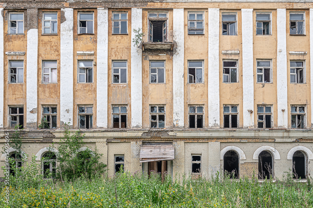 Fototapeta premium facade of an old abandoned building
