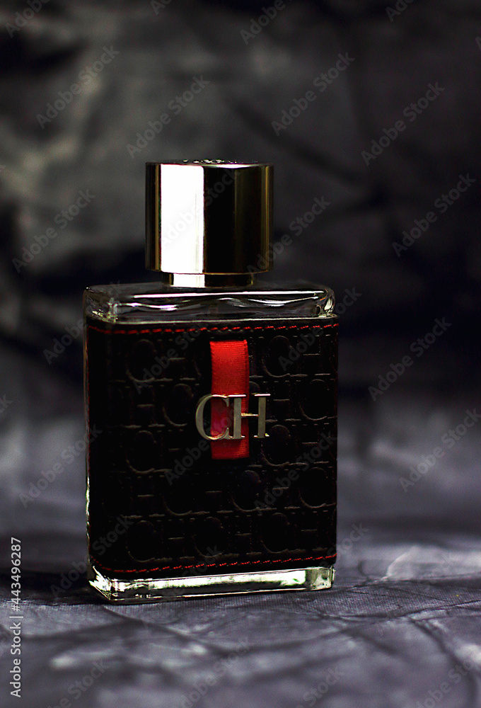 CH Carolina Herrera perfume for men. Black glass bottle in leather cover on  dark stone background. Vitoria-Gasteiz, Spain, April 2021 foto de Stock |  Adobe Stock