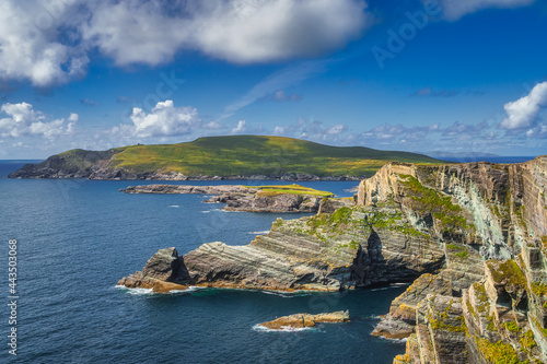 Quadro em tela Beautiful Kerry Cliffs illuminated by sunlight and a view on Bray Head, Portmage