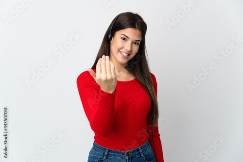Young Brazilian telemarketer girl over isolated background inviting to come with hand. Happy that you came © luismolinero
