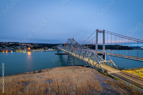 Carta da parati Sunrise over the Alfred Zampa Memorial Bridge