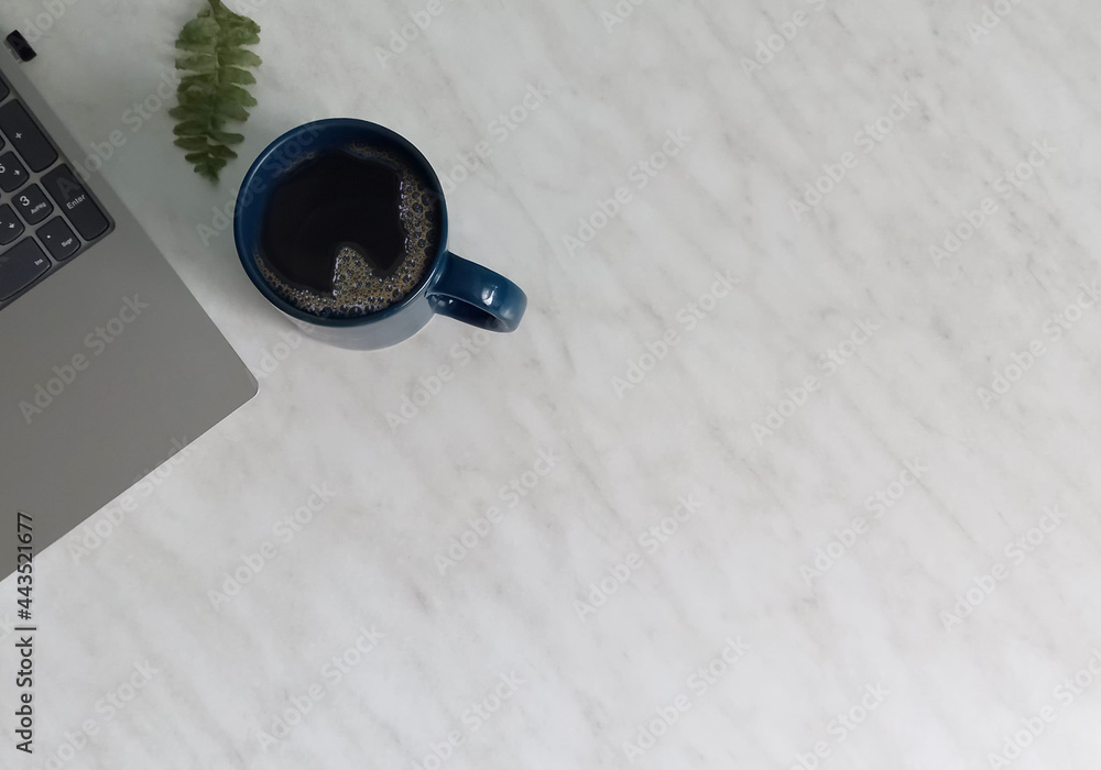 Escritorio con laptop, libreta y taza de café Escritorio con laptop, libreta y taza de café