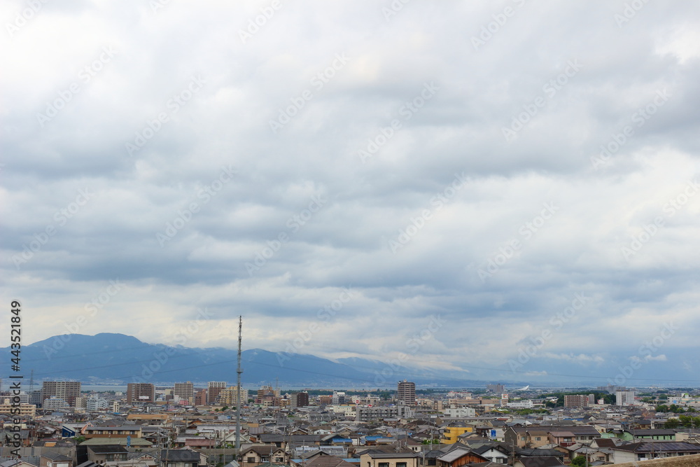 Obraz premium 梅雨空に覆われた大津市の風景