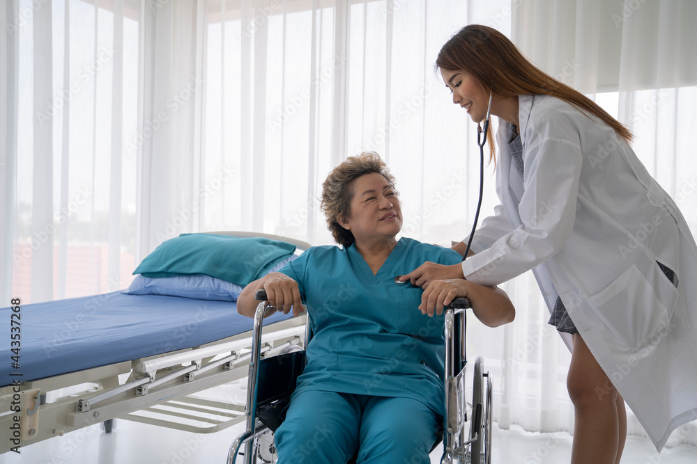 Obraz premium asian female doctor at hospital