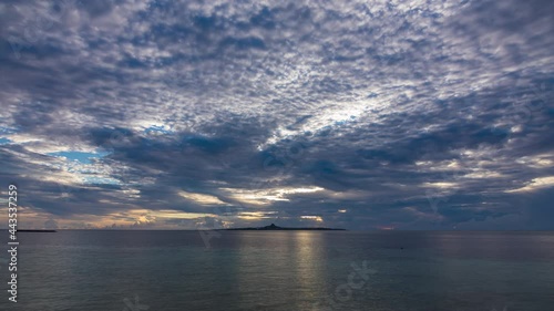 沖縄　伊江島に落ちる夕日　タイムラプス