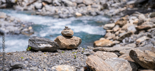 Steine in Balance an einem Gebirgsfluss