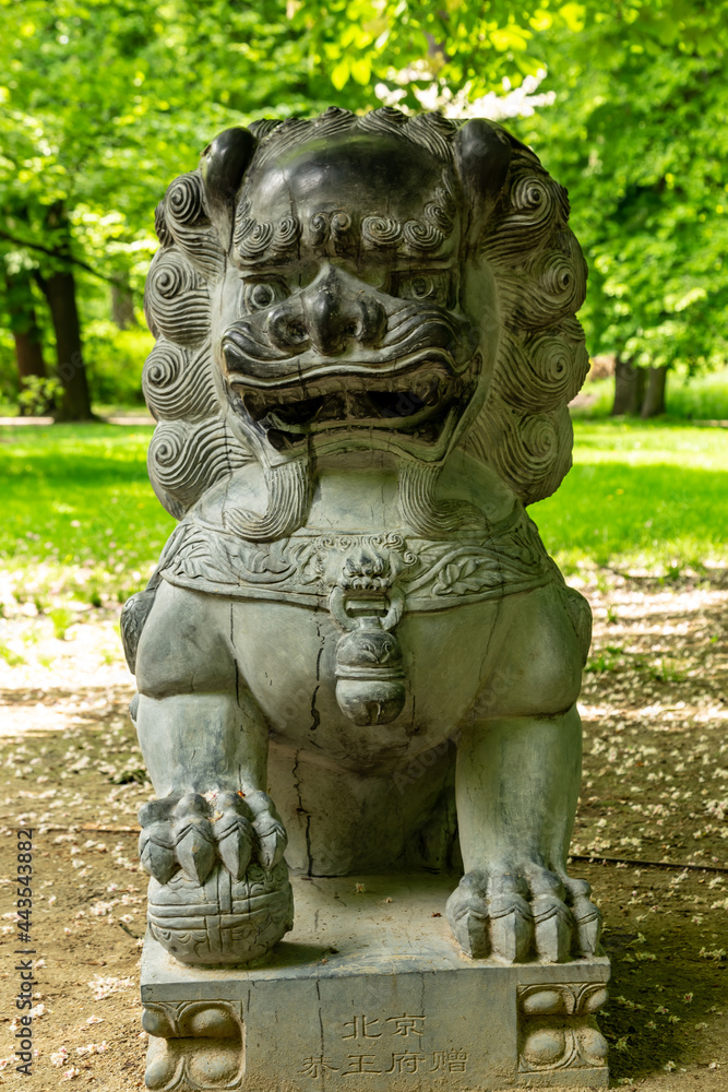 Chinese statue depicting a lion