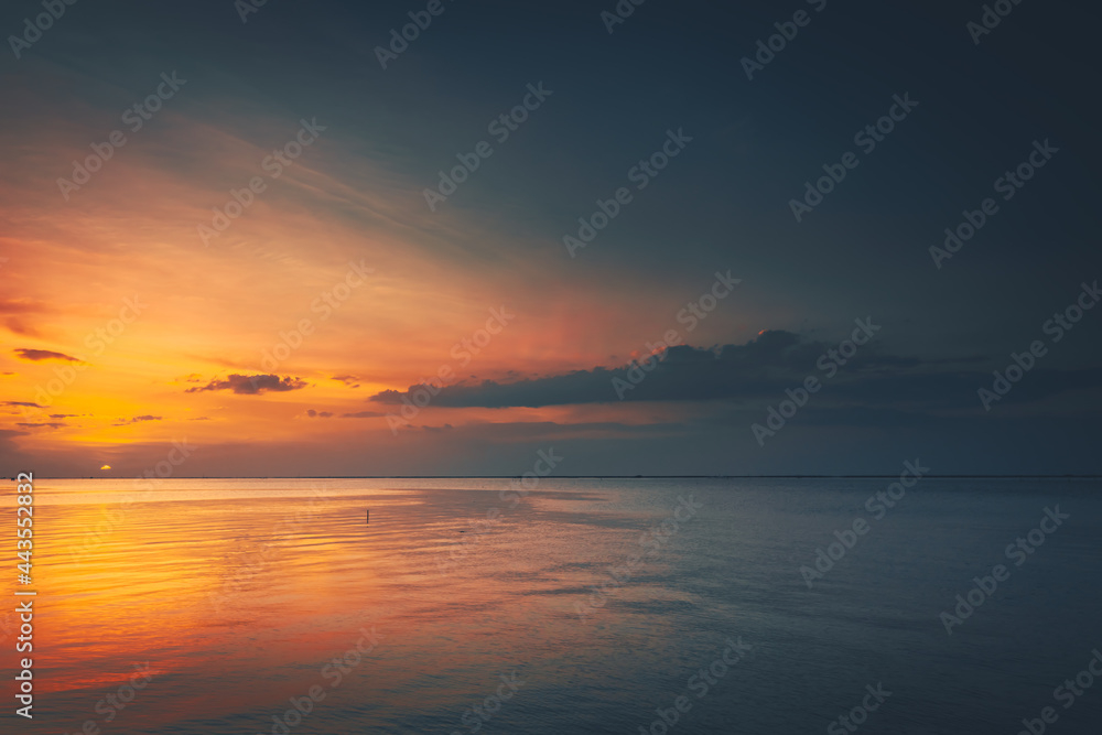 Obraz premium Sunrise, sunset over the beach and ocean waves on a tropical sea.