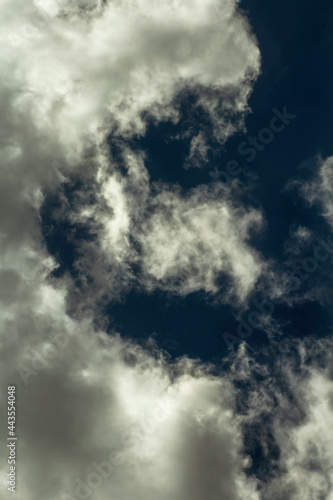 Abstrakte Wolken Strukturen am Blauen Himmel