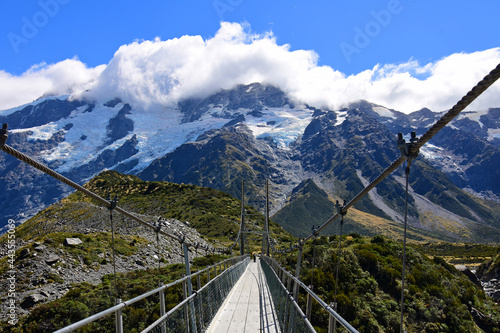 Εκτύπωση καμβά spectacular  mountain  scenery and a suspension bridge on the hooker river on a