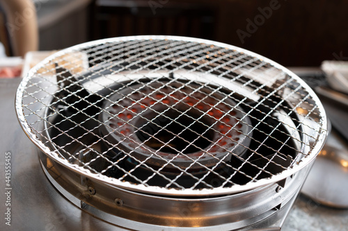 加熱中の焼肉用ロースター  © nozomin