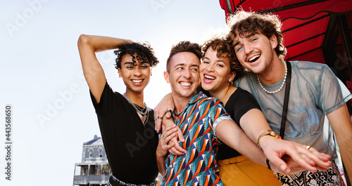 Cuadro en lienzo Cheerful friends having fun together