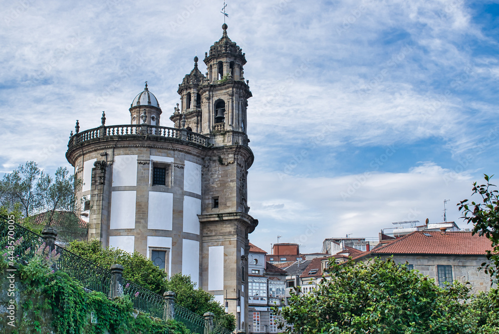 Campanario y lateral iglesia de estilo barroco de la virgen peregrina en Pontevedra, España
